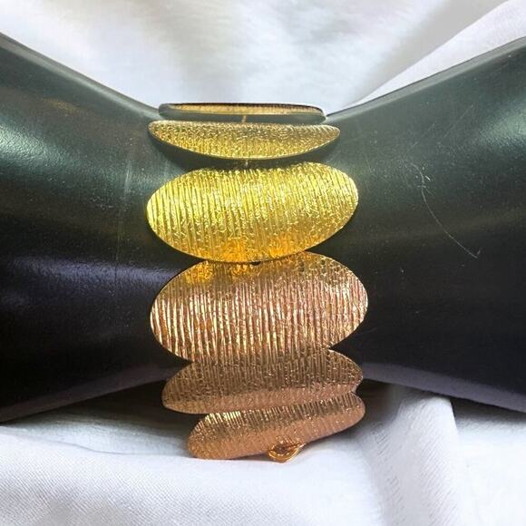 Italy 18K GP Signed Link Bracelet Vintage Gilt Metal Carved and Textured - Picture 4 of 5